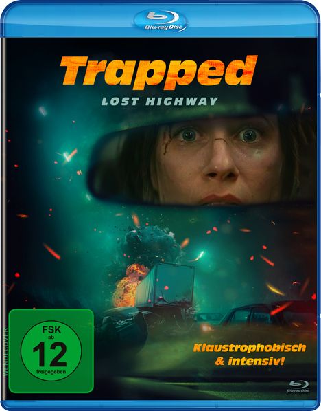 "Trapped: Lost Highway", "Klaustrophobisch & intensiv!", FSK 12. Eine Frau schaut ängstlich in den Rückspiegel, großer Unfall.