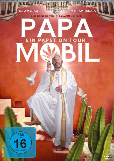 Text oben: "Kad Merad", "Myriam Tekaïa", "Eine Komödie von Sylvain Estibal". Titel: "Papa Mobil", "Ein Papst on Tour". Eine Person in weißem Gewand sitzt auf Treppen, Tauben und Kakteen umgeben sie, mit bläulich-rotem Hintergrund.