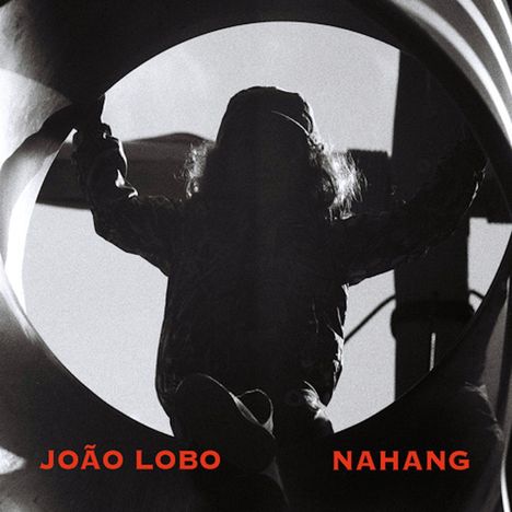Text: "JOÃO LOBO NAHANG." Silhouette einer Person in einem Rohr, dramatische Beleuchtung.