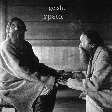 Text: "geisht" und griechisch "χρεία". Zwei bärtige Männer halten sich die Hände in einem dunklen Raum mit Holzwänden.