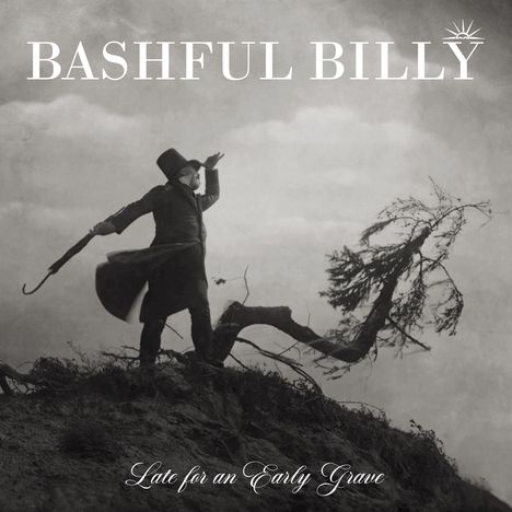 "BASHFUL BILLY" und "Late for an Early Grave". Ein Mann mit Zylinder hält einen Regenschirm, steht auf einem Hügel.