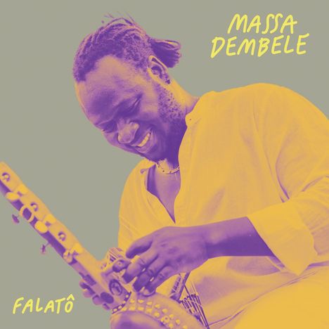 Logo mit Text: "Massa Dembele" und "Falatô". Ein Mann spielt ein Saiteninstrument und lächelt, in gelben Tönen.
