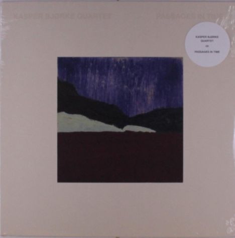 "KASPER BJØRKE QUARTET" oben, "PASSAGES IN TIME" unten. Abstraktes Gemälde: dunkelblauer Himmel, dunkle Hügel.