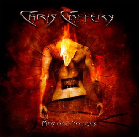 "Chris Caffery" und "Pins and Needles". Eine Illustration eines kopflosen, brennenden Körpers mit Stecknadeln im Hintergrund.