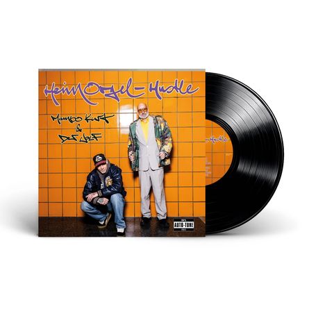 „King OPGEL-Hustle“, „Mambo Kurt & Die Ärzte“. Zwei Männer vor einer orangen Kachelwand, einer sitzt, einer steht.