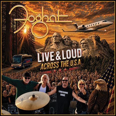 "Live & Loud Across the U.S.A": Eine Menschenmenge vor vier Musikern und Mount Rushmore, mit Flugzeug und Adler.
