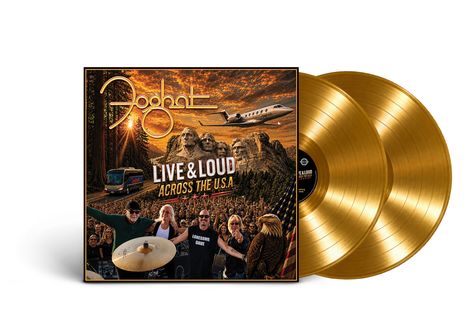 „Live & Loud Across the U.S.A“ und „Foghat“ in leuchtender Schrift. Szene zeigt Mount Rushmore, ein Flugzeug und eine Band.