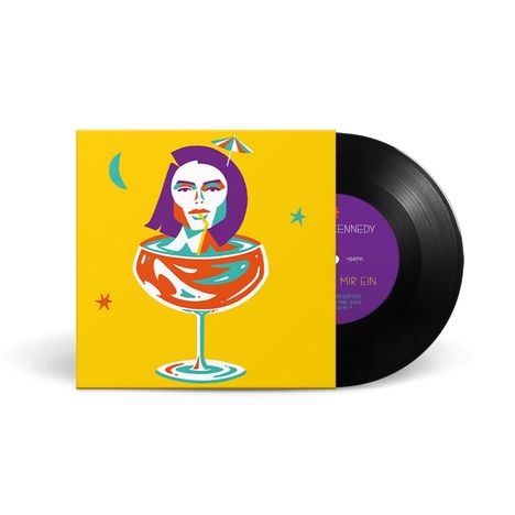 "Kennedy" ist in Weiß auf einem violetten Kreis auf schwarzem Hintergrund. Illustration: Frau in Cocktailglas, gelber Grund.