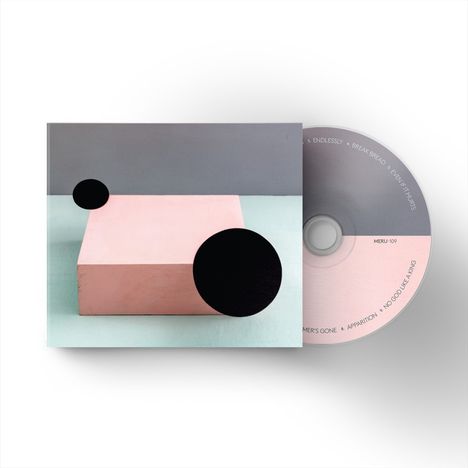 CD mit Texten: "ENDLESSLY", "BREAK BREAD", "ELEVENT HURTS". Daneben ein rosa Quader mit schwarzen Kreisen.