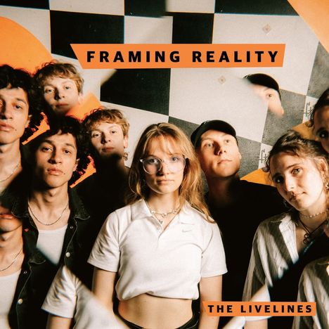 „FRAMING REALITY“ oben, „THE LIVELINES“ unten; zeigt viele junge Leute vor einem karierten Hintergrund.