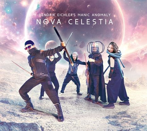 "Hendrik Eichler's Manic Anomaly, Nova Celestia" steht vor einer futuristischen, planetarischen Landschaft.