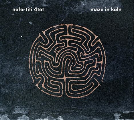 Text: "nefertiti 4tet", "maze in köln". Kreisförmiges Labyrinth auf dunklem Hintergrund.
