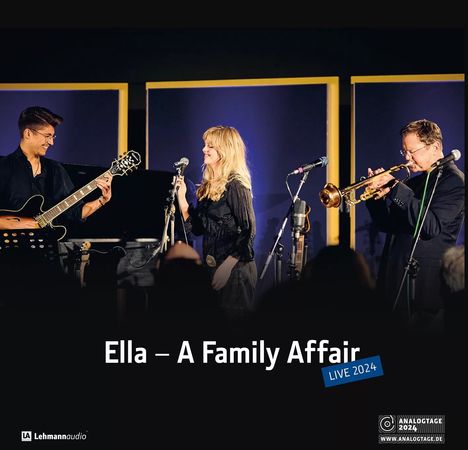 "Ella – A Family Affair" und "LIVE 2024" erscheinen. Drei Musiker spielen auf einer Bühne: ein Gitarrist, eine Sängerin und ein Trompeter.