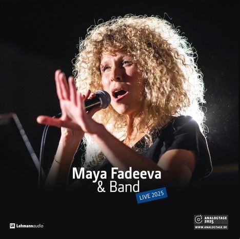 Maya Fadeeva & Band LIVE 2025. Eine Frau mit lockigem Haar singt leidenschaftlich in ein Mikrofon.