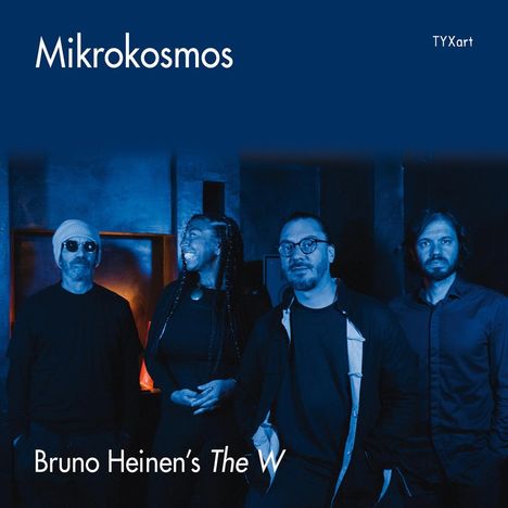 "Mikrokosmos", "Bruno Heinen’s The W", "TYXart". Vier Personen in dunkler Kleidung und blauer Beleuchtung.