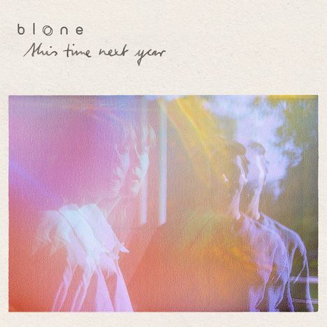 Text: "blone", "This time next year". Farbige, verschwommene Menschen in Pastelltönen, Lichtreflexionen.