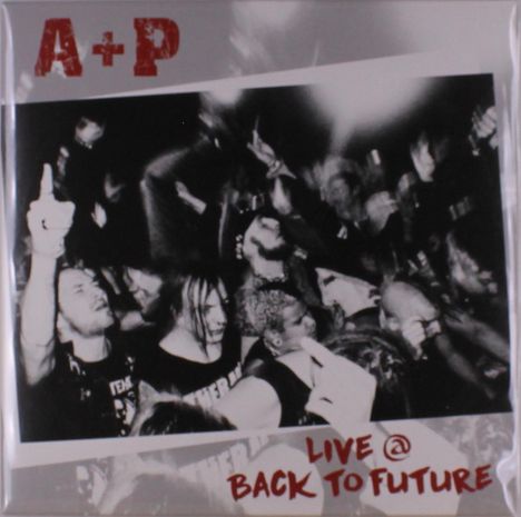 A+P, LIVE @ BACK TO FUTURE. Schwarzweißes Foto einer Menschenmenge bei einem Konzert, energetische Stimmung.