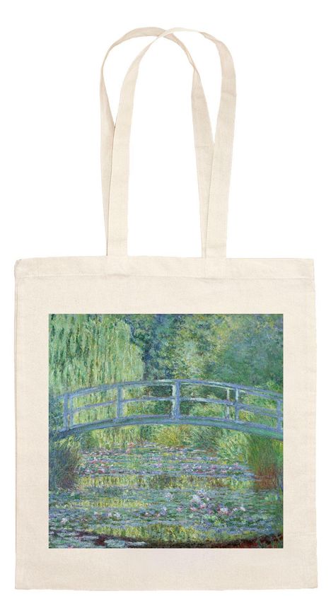 Gemälde einer Brücke über einem Teich mit Seerosen, dominierende Farben sind Grün und Blau. Auf einer Stofftasche.