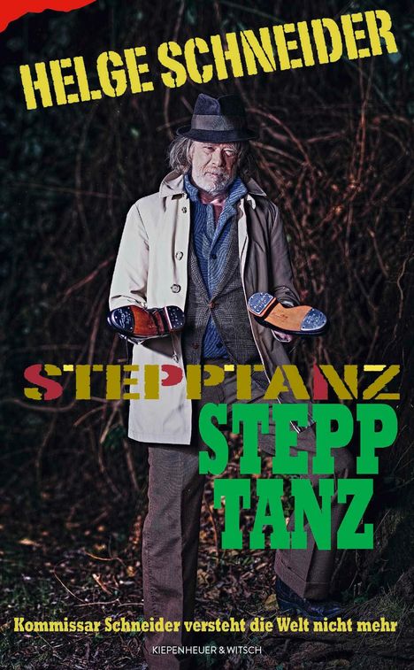 Text: "HELGE SCHNEIDER", "STEPPTANZ", "Kommissar Schneider versteht die Welt nicht mehr".<br>
Ein Mann im Trenchcoat mit Hut und Schuhen in den Händen.