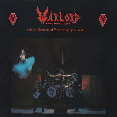 "Warlord Video Soundtrack. And the Cannons of Destruction have begun..." - Bühne mit Musikern und Nebel.