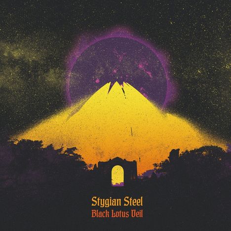 "Stygian Steel, Black Lotus Veil." Gelb-violette Landschaft, Silhouette eines Arches vor einem großen, leuchtenden Berg.
