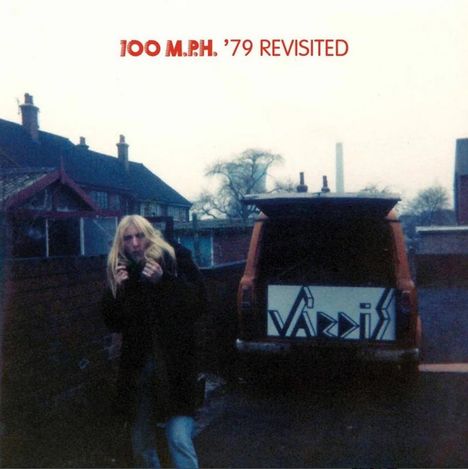 Text: "100 M.P.H. '79 REVISITED". Eine Person mit langen Haaren steht neben einem Fahrzeug mit offenem Kofferraum.