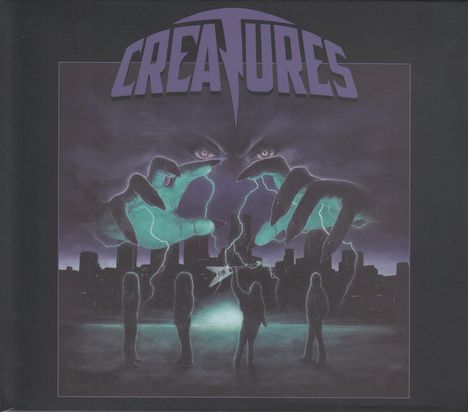 Text: CREATURES. Illustration mit riesigen Händen, lila Augen am Himmel, Blitz zwischen Silhouetten und Skyline.