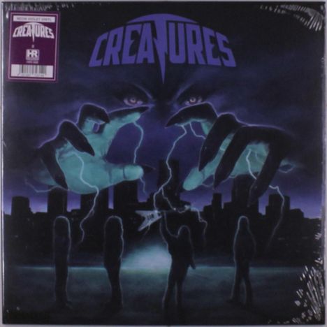 "CREATURES" in violetter Schrift. Riesige Hände greifen vor dunkler Skyline nach unten; Silhouetten von vier Personen und Blitzen.