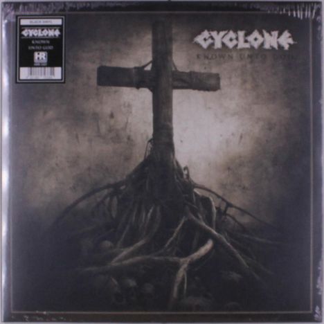 "CYCLONE KNOWN UNTO GOD" steht über einem hölzernen Kreuz, aus dem Wurzeln wachsen. Die Szene wirkt düster und mystisch.