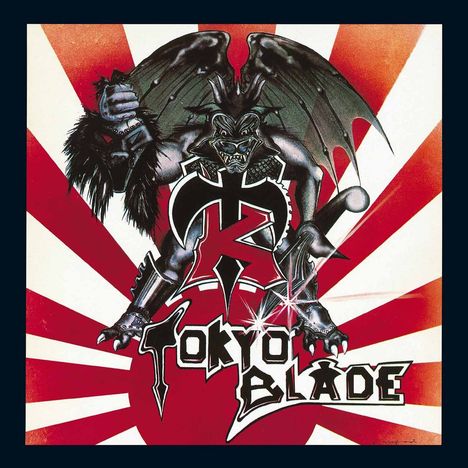 „Tokyo Blade“ in stilisierter Schrift, drüber ein Gargoyle mit Flügeln vor rot-weißen Strahlen.