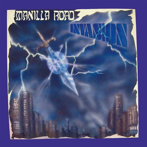 Oben links „MANILLA ROAD“, rechts „INVASION“. Ein Schwert schwebt vor blauen Blitzen über einer Stadt mit Hochhäusern.