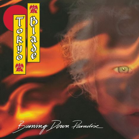 Text: "Tokyo Blade", "Burning Down Paradise". Ein Gesicht hinter Flammen, grafische Elemente in Rot und Gelb.