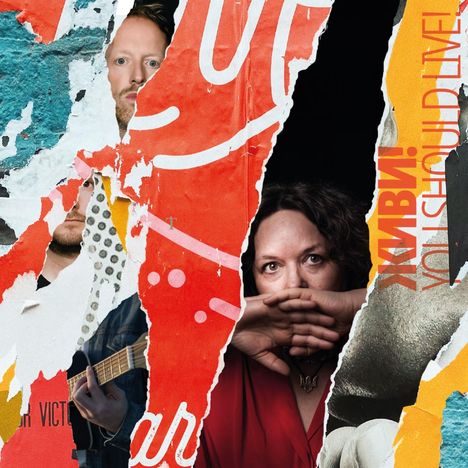 Zerissene Plakate zeigen Worte "YOU SHOULD LIVE!" auf Rot. Dahinter Gesichter und eine Person mit einer Gitarre.