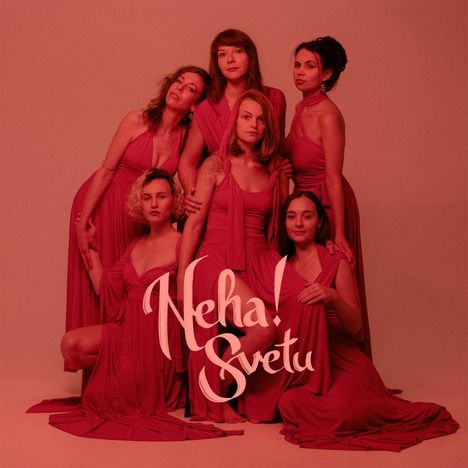 Schriftzug "Neha! Svetu". Sechs Frauen in roten Kleidern posieren in einer herzlichen und eleganten Gruppe.