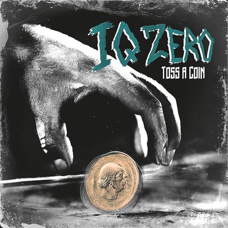 Text: "IQ Zero", "TOSS A COIN". Eine Hand wirft eine Münze. Schwarz-Weiß, mit rauer Textur.