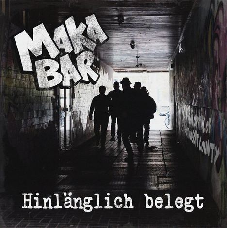 "Maka Bar. Hinlänglich belegt." Schattenhafte Personen gehen durch einen Tunnel, Wände mit Graffiti verziert.