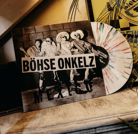Auf einem Albumcover steht „BÖHSE ONKELZ MEXICO“. Es zeigt vier Personen in Ponchos und Sombreros. Eine bunte Schallplatte ist sichtbar.