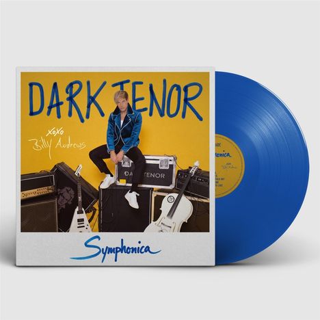 Texte: DARK TENOR, xoxo Billy Andrews, Symphonica. Eine Person in blauer Jacke sitzt umgeben von Musikinstrumenten.