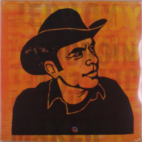 Auf orangem Hintergrund das kontrastrreiche Porträt eines Mannes mit Cowboyhut.