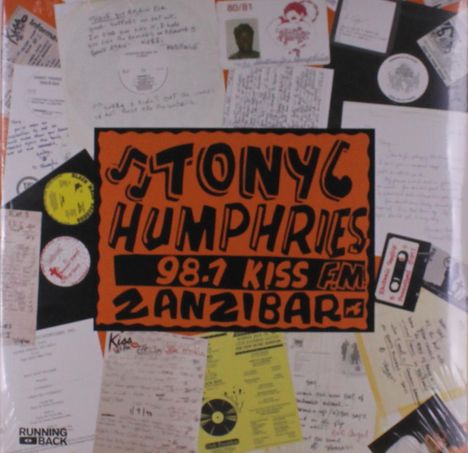 Verschiedene handgeschriebene Notizen umrahmen ein oranges Plakat mit „TONY HUMPHRIES 98.1 KISS F.M. ZANZIBAR“.