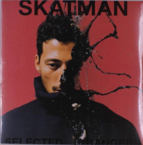 "SKATMAN" oben, "SELECTED STRANGER" unten. Porträt eines Mannes vor rotem Hintergrund, schwarze Farbe spritzt.
