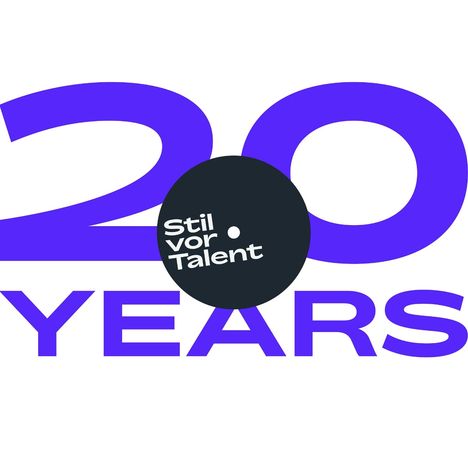 "20 YEARS" in großen lila Buchstaben, Logo "Stil vor Talent" als schwarze Schallplatte eingebettet.