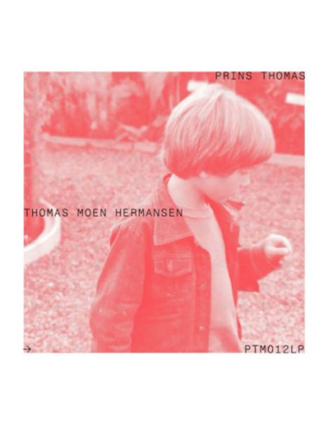 Text: "PRINS THOMAS", "THOMAS MOEN HERMANSEN", "PTM012LP". Kind mit hellem Haar in Jacke in unscharfem roten Filter.
