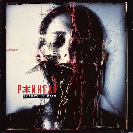 Text: "PINHEAD" und "BEAUTY IN PAIN". Eine düstere Illustration eines Gesichts mit Bändern und abstrakten Formen.