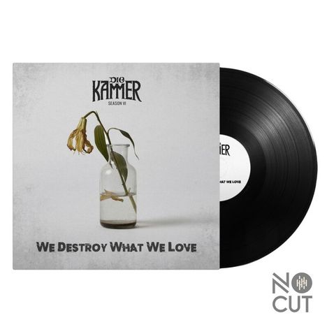 "We Destroy What We Love" und "Die Kammer Season VI" stehen auf einem Cover mit einer welken Blume in einer Vase.