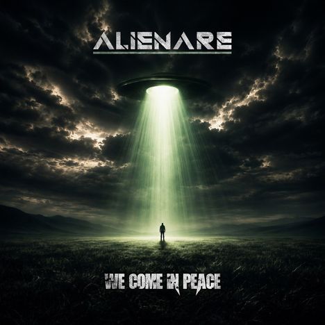 Text: "ALIENARE" und "WE COME IN PEACE". Eine Person steht in grünem Lichtstrahl eines UFOs unter wolkigem Himmel.
