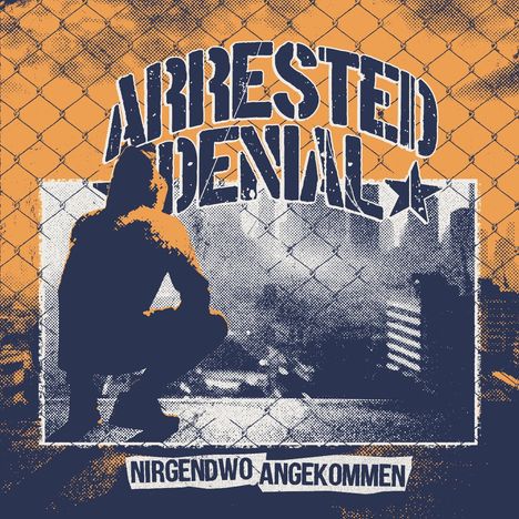 "ARRESTED DENIAL" und "NIRGENDWO ANGEKOMMEN" sind in fetter Schrift vor einem orangenen Hintergrund mit Kettenzaun, Mensch hockt.