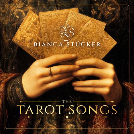 "Bianca Stücker" und "The Tarot Songs" sind prominent zu sehen. Hände halten stilvolle Tarotkarten vor einem dunklen Hintergrund.