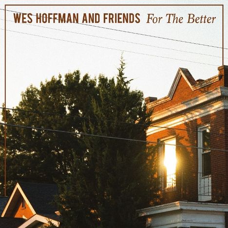 WES HOFFMAN AND FRIENDS For The Better. Sonnenstrahlen scheinen durch das Fenster eines Backsteingebäudes.
