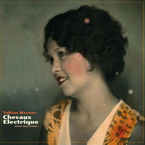 „Tobias Werner, Chevaux Electrique, Songs About Sport“ links unten. Frauenportrait im Vintage-Stil.